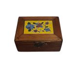 جعبه مستطیل کوچک چوبی با نقش کاشی با گل زرد و آبی
